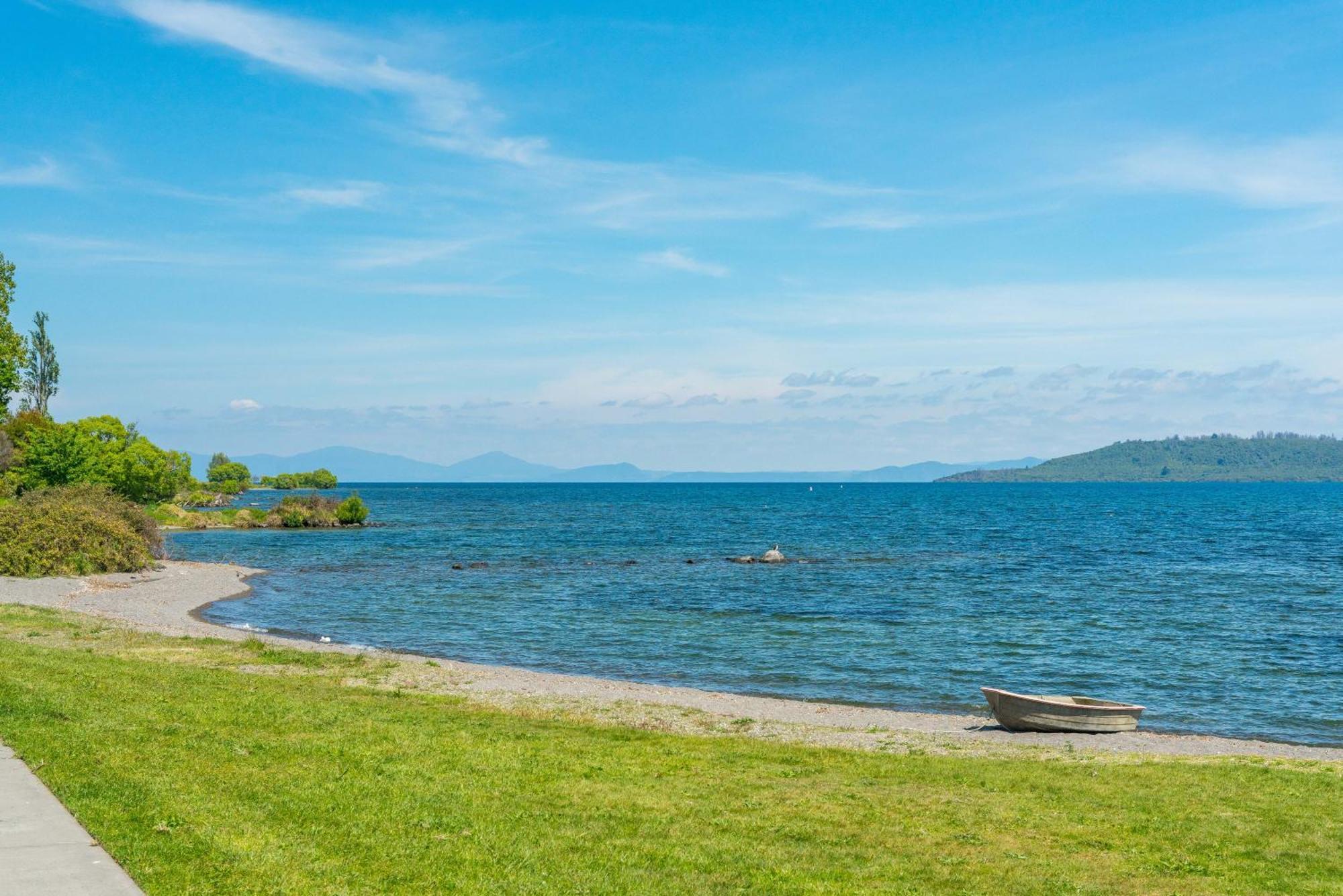 Lakeview Cottage - Rainbow Point Holiday Home Taupo Eksteriør billede