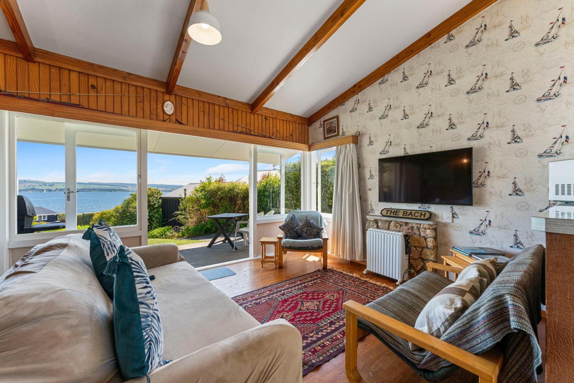 Lakeview Cottage - Rainbow Point Holiday Home Taupo Eksteriør billede